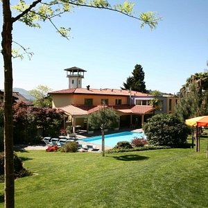 Garden with swimming pool / Garten mit Schwimmbad