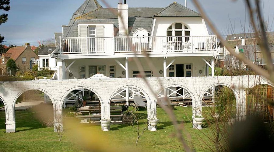 Evergreen B&B  met super grote tuin ,400 m van strand en centrum  ,unieke cottage villa in Koksi
