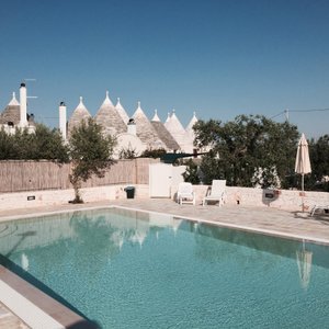 Zwembad met uitzicht op de Trulli-appartementen