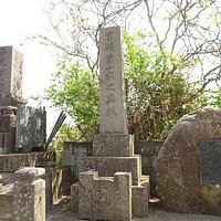 お墓と、左が歌碑(半分しか写ってなくて)