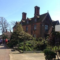 A sunny morning at Leigh Library