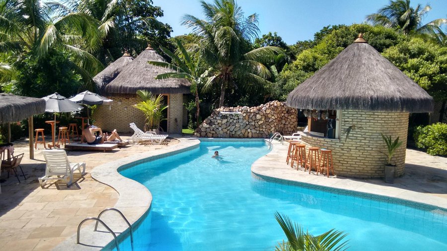 Piscina e barzinho