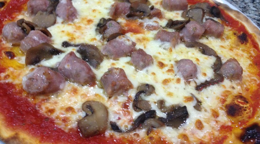 Pizza salsiccia e funghi
