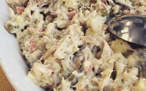 Insalata russa con galletto, condita con salsa tartara.