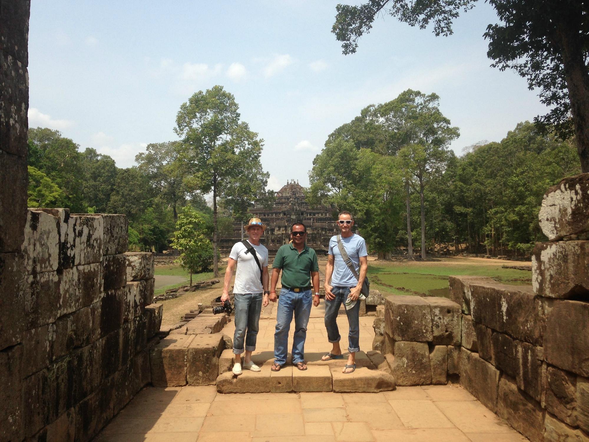 angkor day tour guide