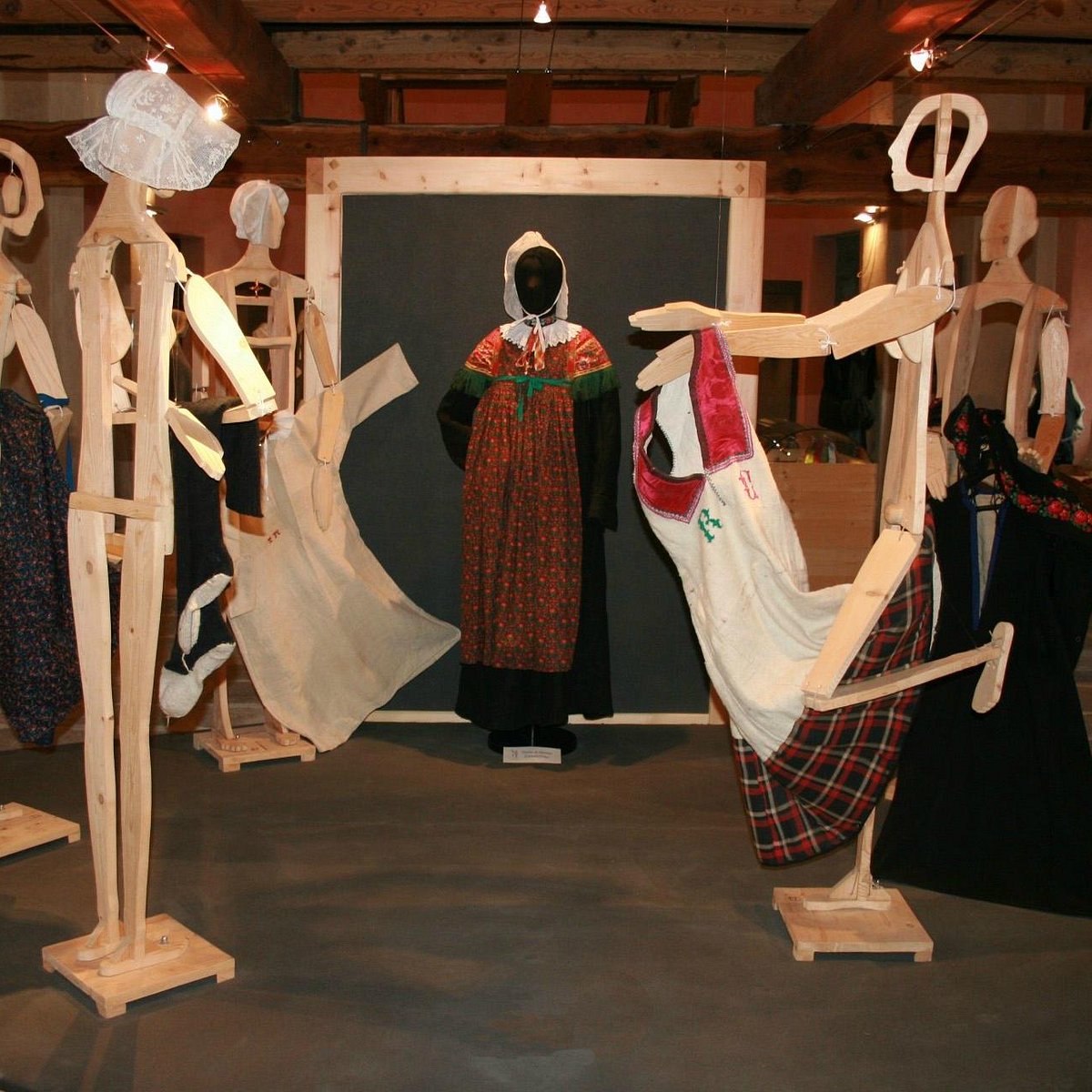 E costume. Музей театрального костюма. Black Forest Costume Museum. Royal Museum Costumes Armenia.