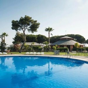 Piscina espectacular, con césped renovado y preparado para nuestros clientes.