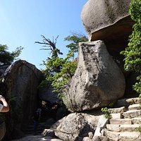 下を通るには少し屈みます。