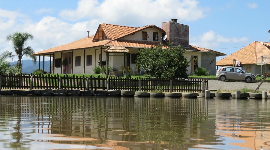 fachada da casa vista em outro angulo