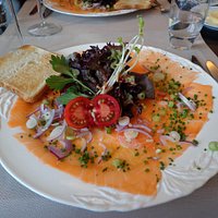 Flinterdunne carpaccio van zalm met smaakvolle toebehoren...