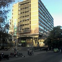 edificio municipal tomado desde el paseo sobremonte