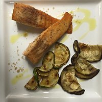 Salmone in crosta,sale affumicato e verdure alla griglia