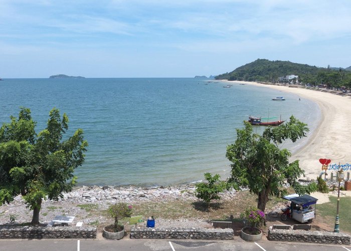 Sai Ri Sawi Beach
