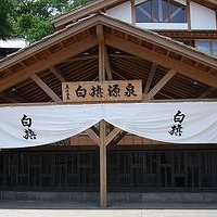 この建物の中に白旗源泉があって、片隅に源頼朝を祀った石宮があります