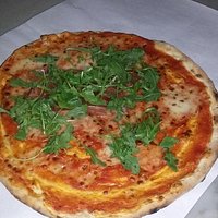 Pizzeria tonde forno a legna con consegne a domicilio