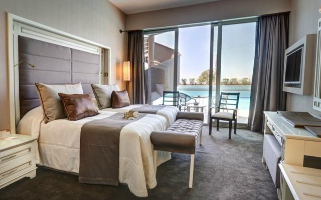 Deluxe Pool Room