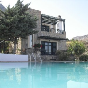 Πισίνα και πρόσοψη 2ης κατοικίας