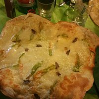 Pizza fiori di zucca e alici