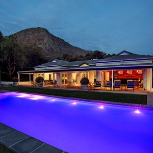 Pool, Bar & Breakfast area