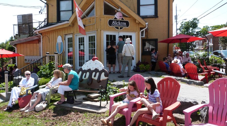 outdoor seating sundae bench