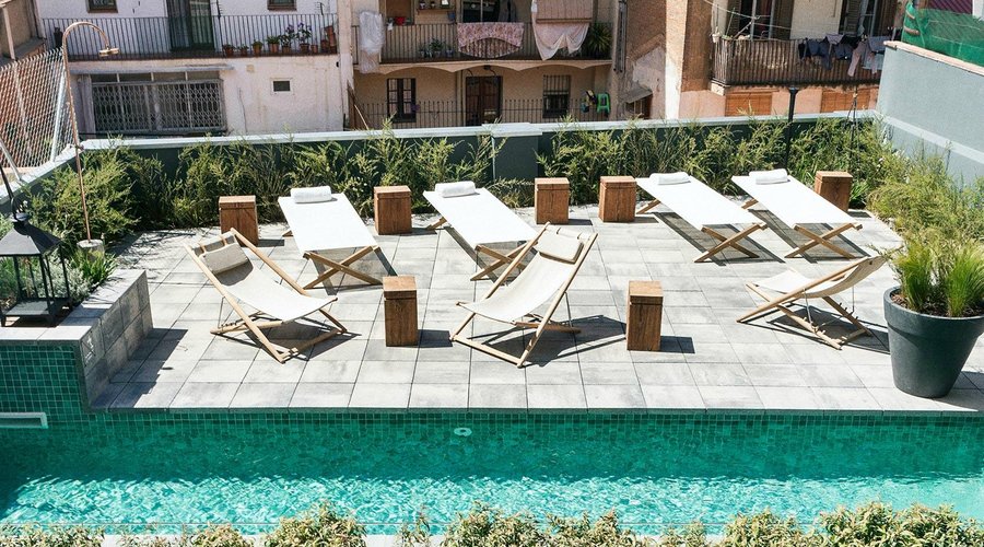 Vistas de la terraza y la piscina