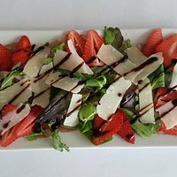 Insalata di misticanza con fragole, parmigiano e bresaola di suino