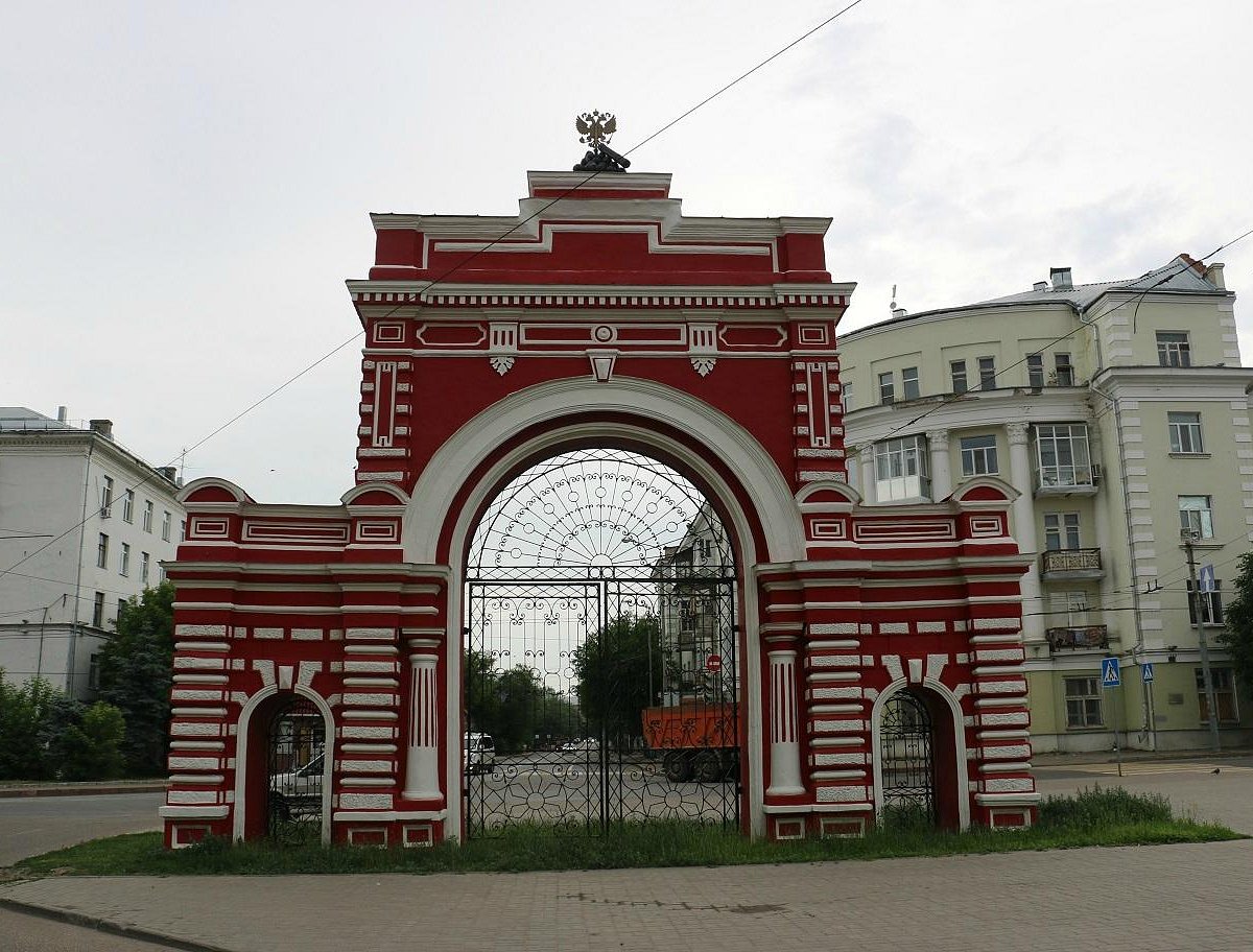 Красные ворота фото. Красные ворота в Казани парк Петрова. Триумфальная арка Казань. Юбилейная арка Казань. Красные ворота Кировский район.