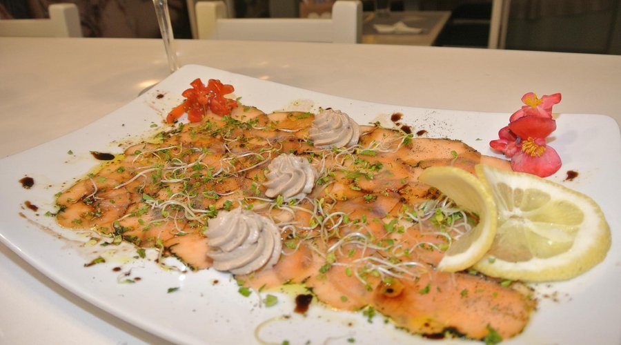 Nuestro carpaccio de salmón marinado y espuma de vinagre balsámico 