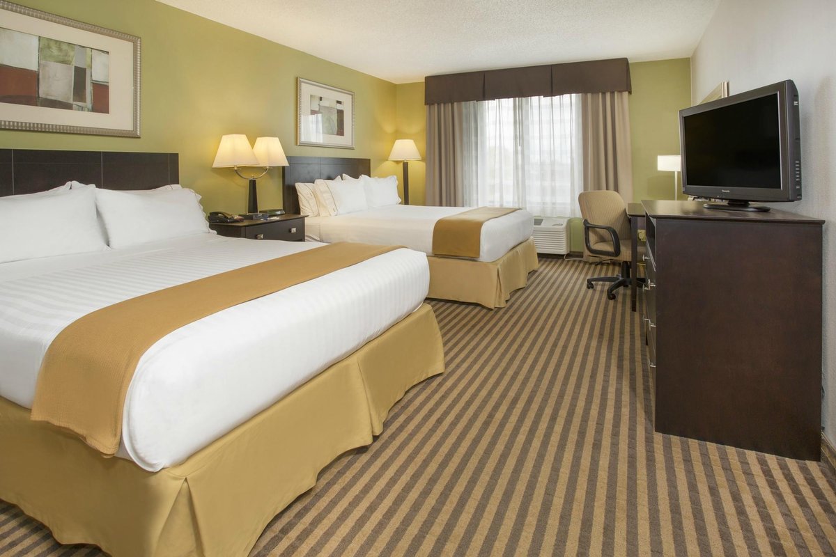 Holiday Inn Express & Suites Kalamazoo Rooms: Pictures & Reviews ...