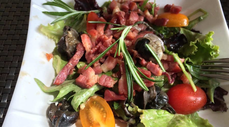 Salade d escargot
Escalope au bleu
Crème brûlé framboise