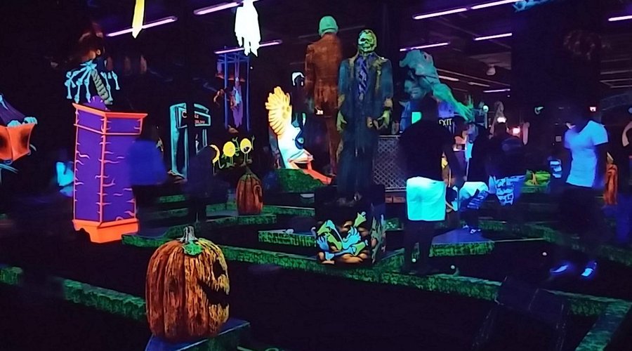 Glow in the dark mini golf
