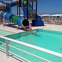 La piscina con acquascivolo