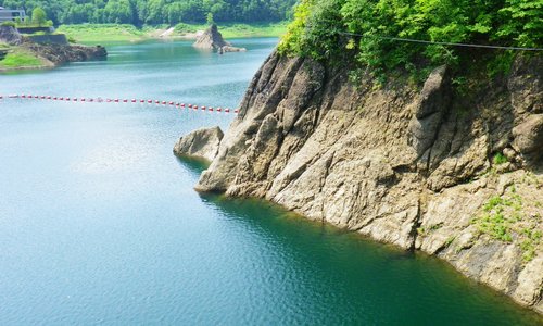 ダム湖は青く。