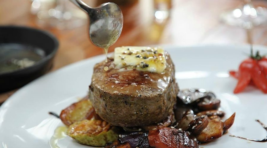 Steak combined with grilled vegetables