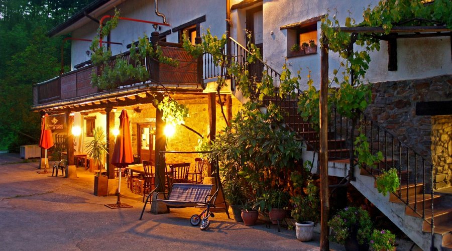 Entrada de la casa al atardecer