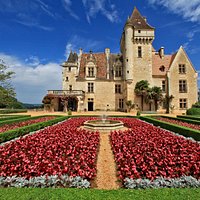 Façade sud du château des Milandes, parterre des 3000 bégonias