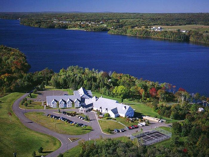 RIVERSIDE RESORT & CONFERENCE CENTER / #CanadaDo / Best Places to Stay in Rothesay