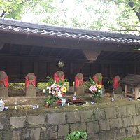 古墳の場所を示す案内板が無く、しかも地図の位置がずれていたので探すのに苦労しました。