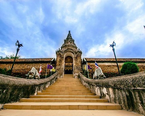 Mulher Asiática Com Fundo De Wat Pong Sanuk, Província De Lampang