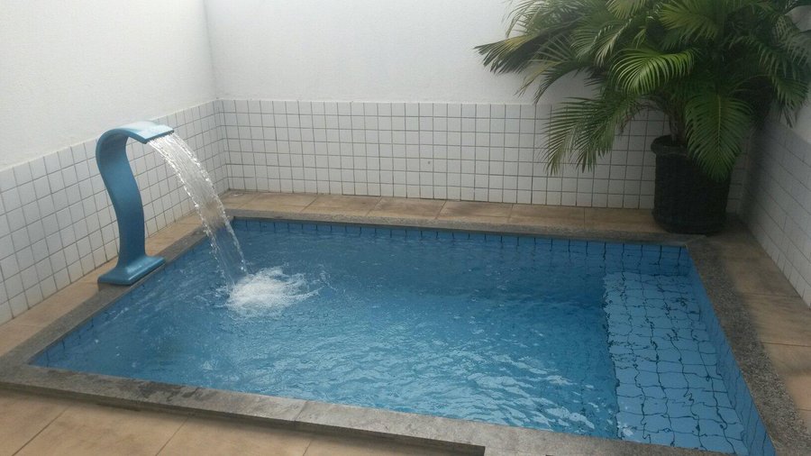 Suíte Oasis
piscina com cascata e iluminação neon.
