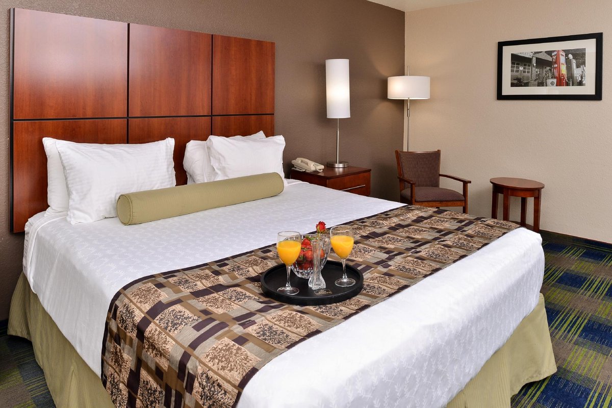 Best Western Plus Heritage Inn - hotel rooms