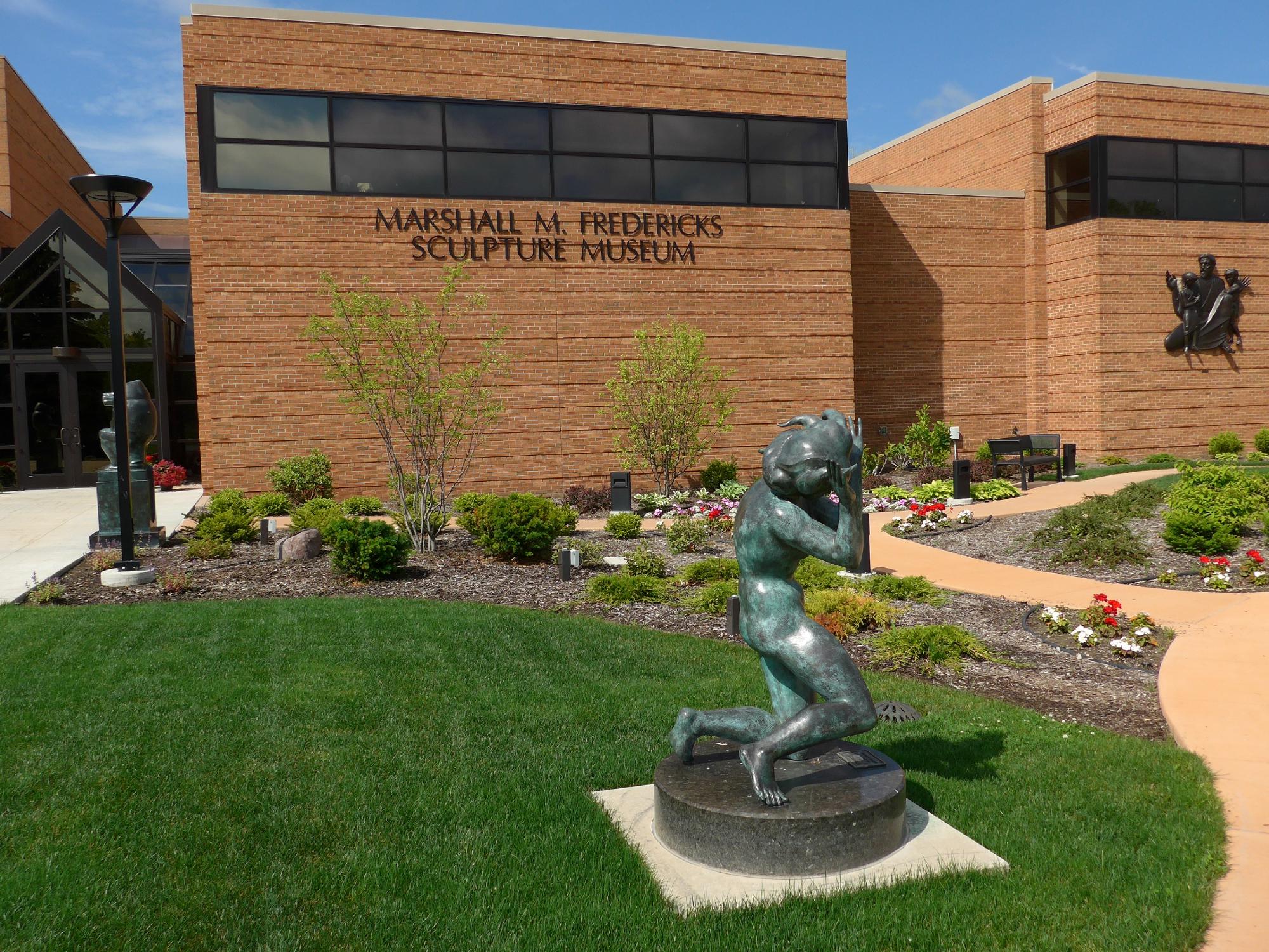 Marshall M. Fredericks Sculpture Museum (Saginaw) - 2022 Alles Wat U ...