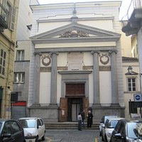 facciata neoclassica della chiesa visibile da Via Garibaldi