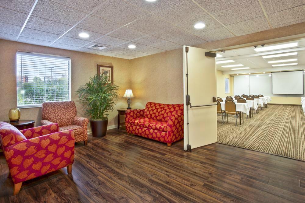 Hotel photo 10 of Baymont by Wyndham Knoxville/Cedar Bluff.