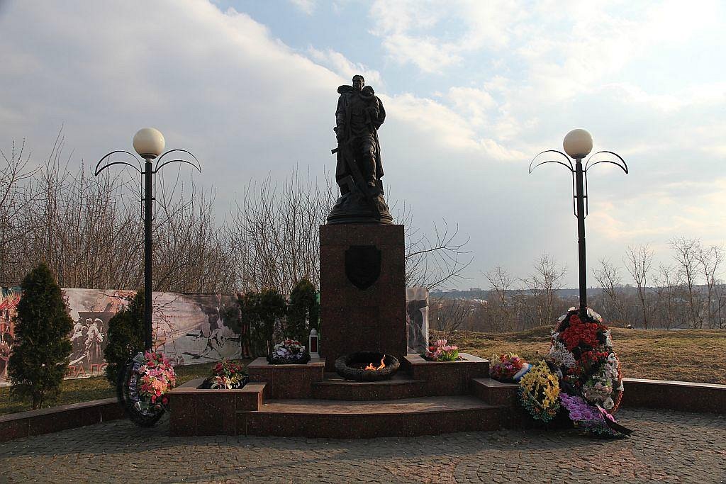 Воин освободитель серпухов. Памятник воину освободителю Серпухов Соборная гора. Памятник на Соборной горе Серпухов. Соборная гора Серпухов вечный огонь. Мемориал воинской славы Серпухов.