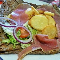 La montagnarde (jambon de pays, pommes de terre, raclette)