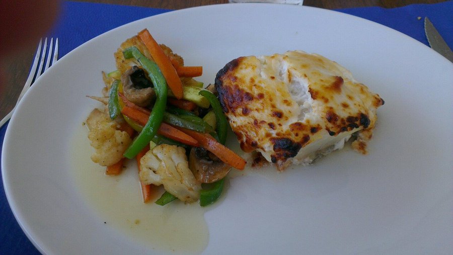 Baccalà con maionese di aglio e verdure saltate.