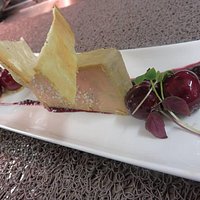 Foie gras et cerises rôties.
