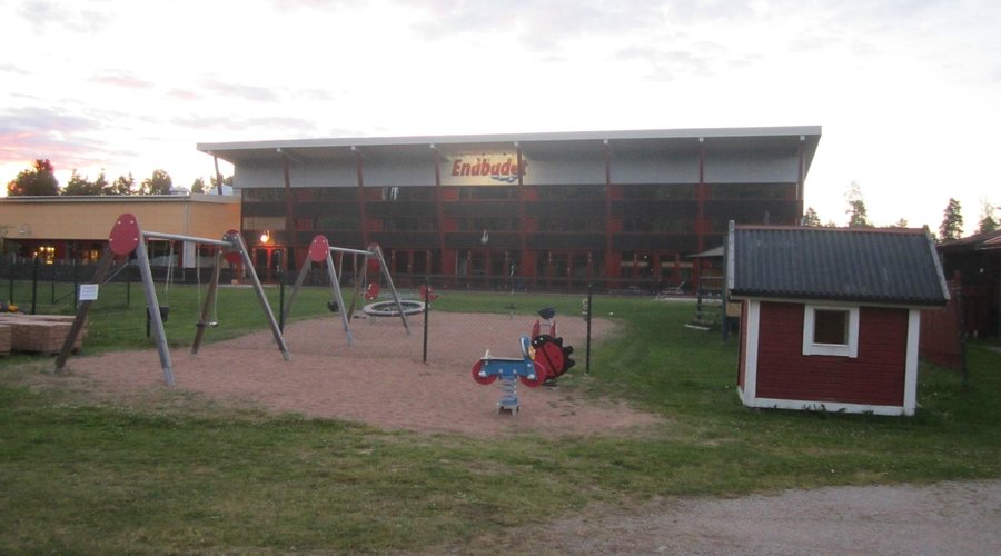 Lekplats samt Enåbadets simhall