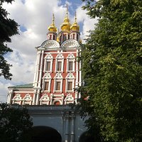 Вид на Преображенскую церковь с территории монастыря